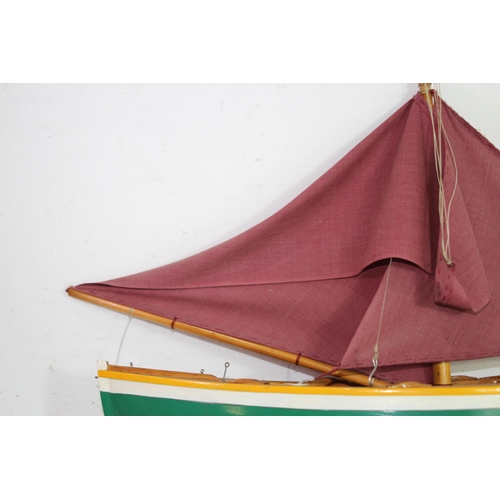 383 - POND YACHT MODEL
48 X 37CM