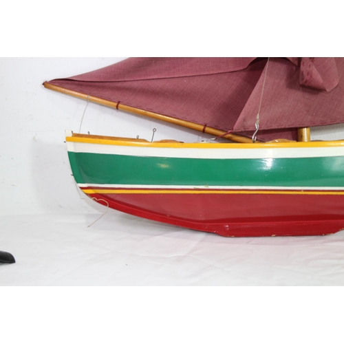 383 - POND YACHT MODEL
48 X 37CM