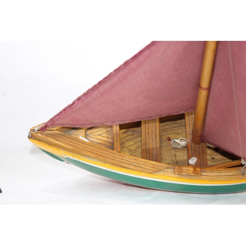 383 - POND YACHT MODEL
48 X 37CM