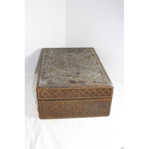 402 - ANTIQUE INLAYED JEWELLERY BOX (MQ)
50 X 30 X 18CM