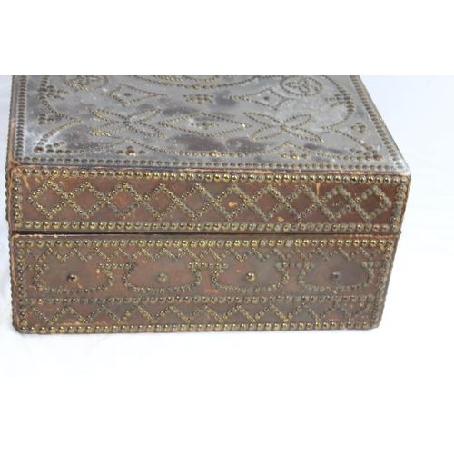 402 - ANTIQUE INLAYED JEWELLERY BOX (MQ)
50 X 30 X 18CM