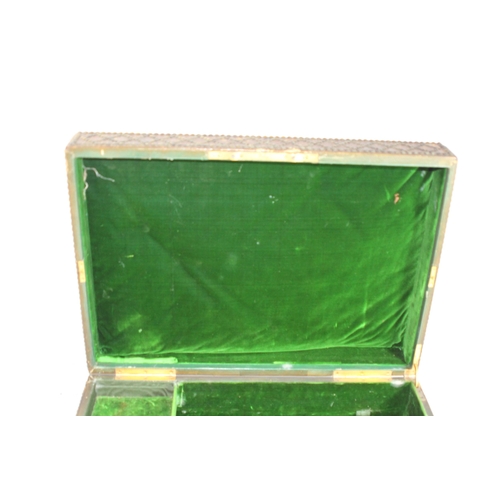 402 - ANTIQUE INLAYED JEWELLERY BOX (MQ)
50 X 30 X 18CM