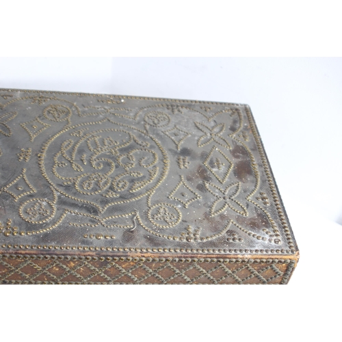 402 - ANTIQUE INLAYED JEWELLERY BOX (MQ)
50 X 30 X 18CM