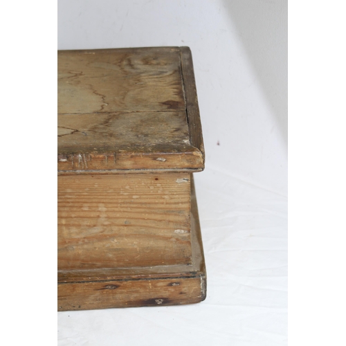 406 - ANTIQUE PINE BOX (MQ)
45 X 31 X 21CM