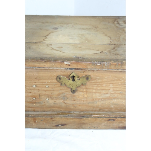 406 - ANTIQUE PINE BOX (MQ)
45 X 31 X 21CM