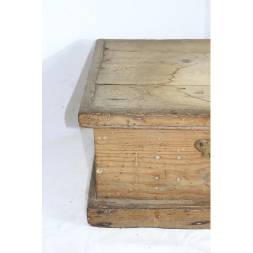 406 - ANTIQUE PINE BOX (MQ)
45 X 31 X 21CM