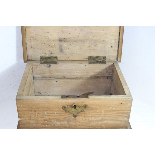 406 - ANTIQUE PINE BOX (MQ)
45 X 31 X 21CM