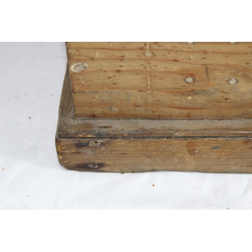 406 - ANTIQUE PINE BOX (MQ)
45 X 31 X 21CM