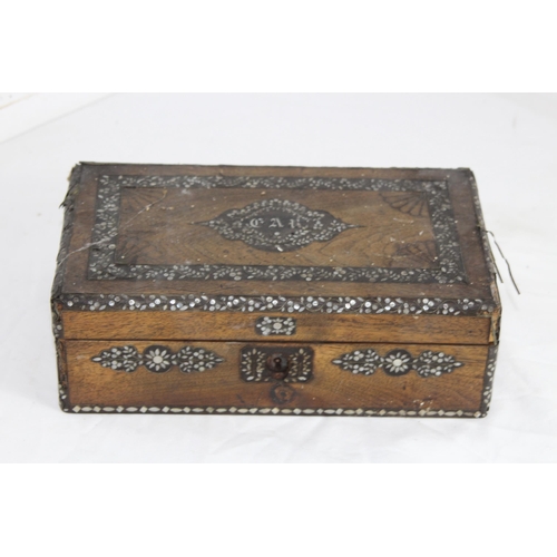 408 - VINTAGE ORNATE INLAID BOX AND CONTENTS - BOX A/F (MQ)
26 X 15 X 9CM