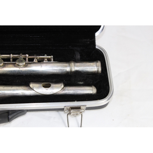 414 - CASED FLUTE