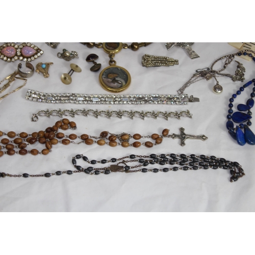 425 - QUANTITY OF COSTUME JEWELLERY