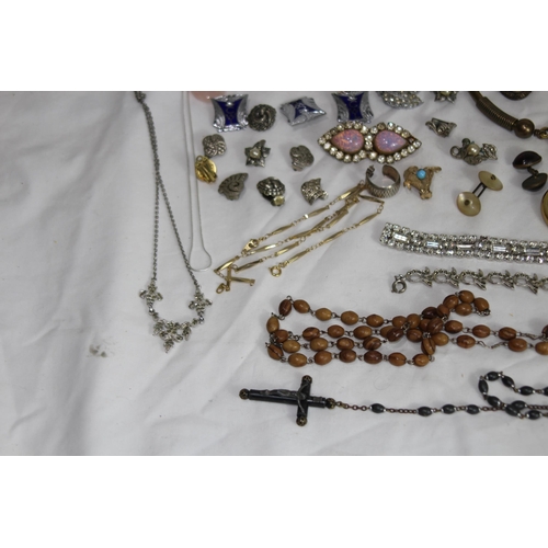 425 - QUANTITY OF COSTUME JEWELLERY