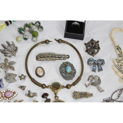 425 - QUANTITY OF COSTUME JEWELLERY