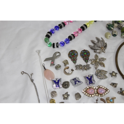 425 - QUANTITY OF COSTUME JEWELLERY