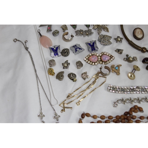 425 - QUANTITY OF COSTUME JEWELLERY