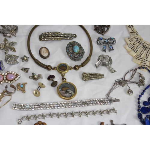 425 - QUANTITY OF COSTUME JEWELLERY