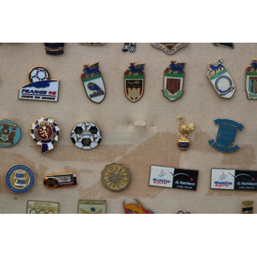 826 - LARGE QUANTITY OF VINTAGE AND MODERN PIN BADGES