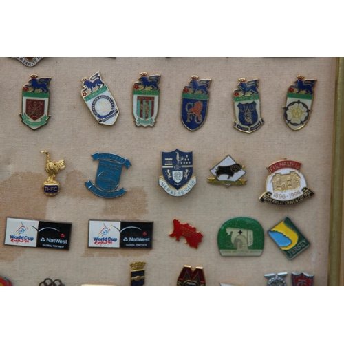 826 - LARGE QUANTITY OF VINTAGE AND MODERN PIN BADGES