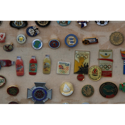 826 - LARGE QUANTITY OF VINTAGE AND MODERN PIN BADGES