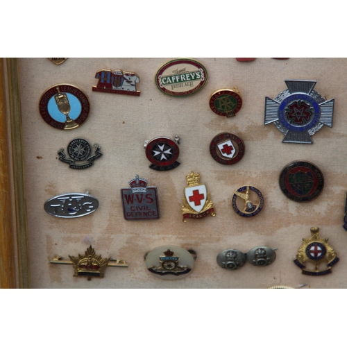 826 - LARGE QUANTITY OF VINTAGE AND MODERN PIN BADGES