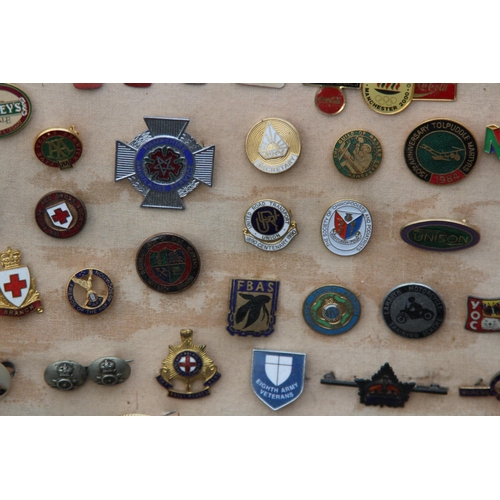 826 - LARGE QUANTITY OF VINTAGE AND MODERN PIN BADGES