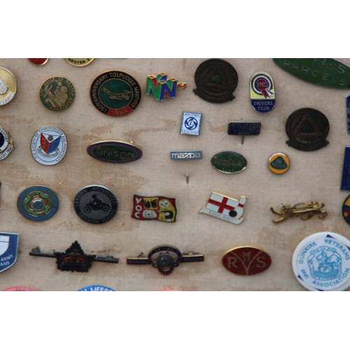 826 - LARGE QUANTITY OF VINTAGE AND MODERN PIN BADGES