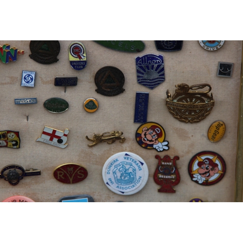 826 - LARGE QUANTITY OF VINTAGE AND MODERN PIN BADGES