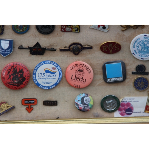 826 - LARGE QUANTITY OF VINTAGE AND MODERN PIN BADGES