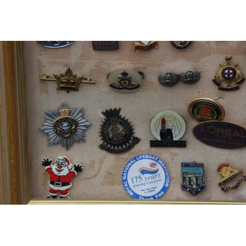 826 - LARGE QUANTITY OF VINTAGE AND MODERN PIN BADGES