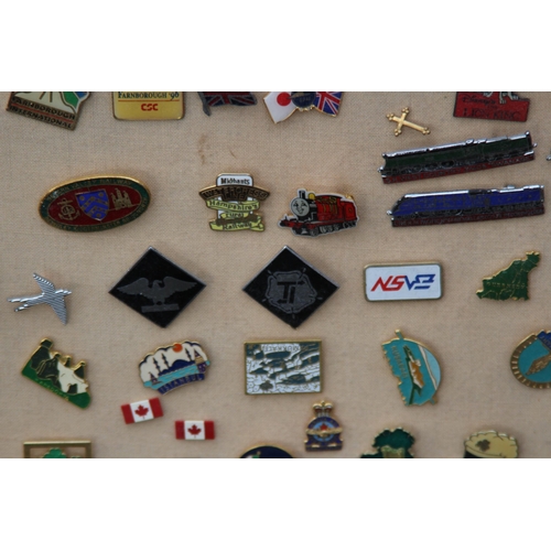 826 - LARGE QUANTITY OF VINTAGE AND MODERN PIN BADGES