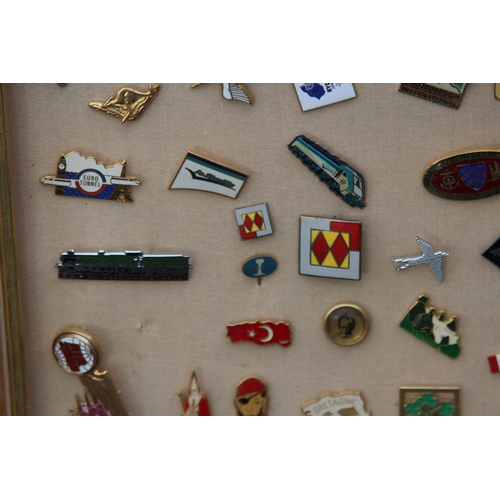 826 - LARGE QUANTITY OF VINTAGE AND MODERN PIN BADGES