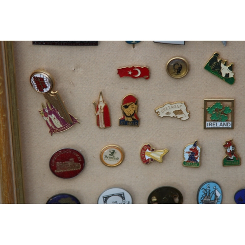 826 - LARGE QUANTITY OF VINTAGE AND MODERN PIN BADGES