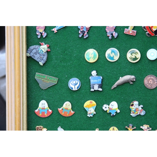 828 - LARGE QUANTITY OF VINTAGE AND MODERN PIN BADGES