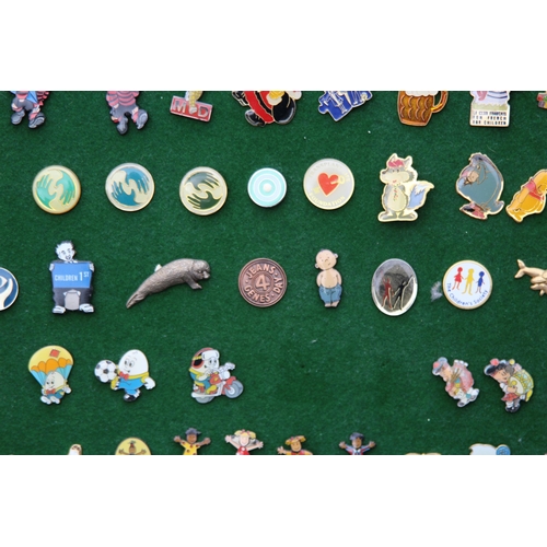 828 - LARGE QUANTITY OF VINTAGE AND MODERN PIN BADGES