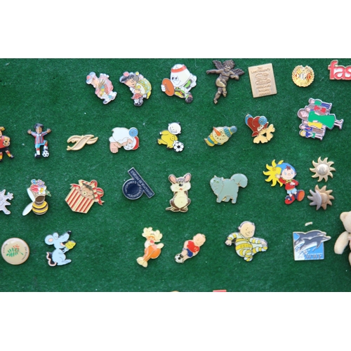 828 - LARGE QUANTITY OF VINTAGE AND MODERN PIN BADGES