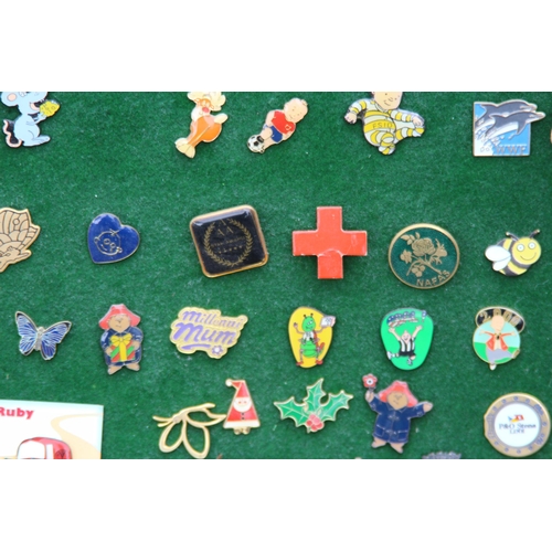 828 - LARGE QUANTITY OF VINTAGE AND MODERN PIN BADGES