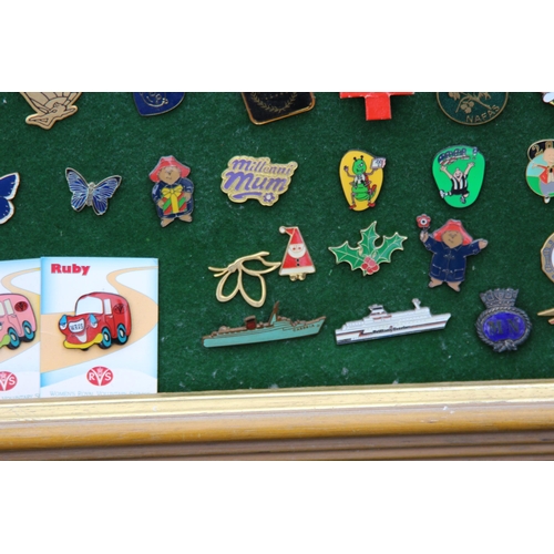 828 - LARGE QUANTITY OF VINTAGE AND MODERN PIN BADGES