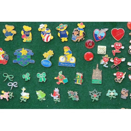 828 - LARGE QUANTITY OF VINTAGE AND MODERN PIN BADGES