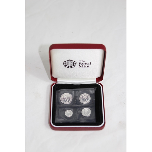 910 - MAUNDY MONEY SET AND DIAMOND JUBILEE COIN