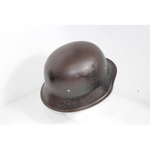 735 - WW2 GERMAN FIREMANS HELMET