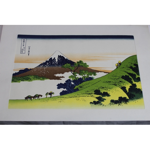 185 - QUANTITY OF JAPANESE PRINTS
45 x 30cm