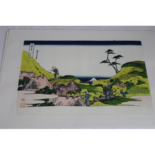 185 - QUANTITY OF JAPANESE PRINTS
45 x 30cm