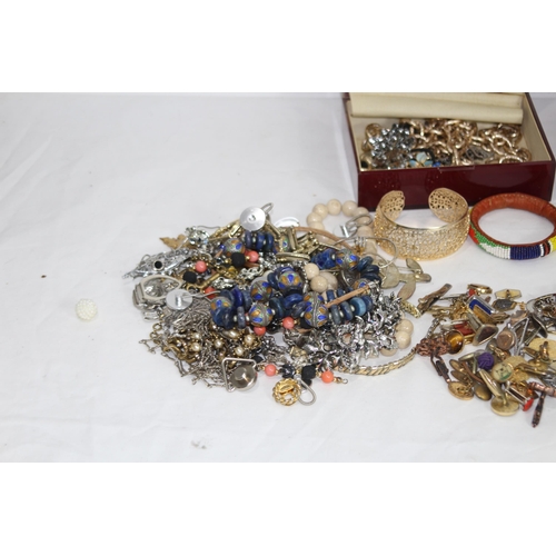 462 - LARGE QUANTITY OF COSTUME JEWELLERY ETC