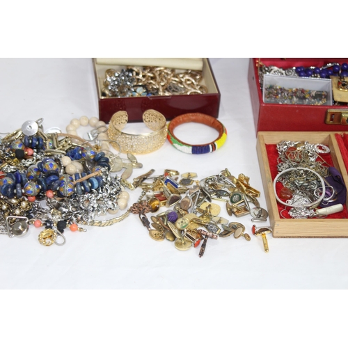 462 - LARGE QUANTITY OF COSTUME JEWELLERY ETC