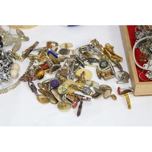 462 - LARGE QUANTITY OF COSTUME JEWELLERY ETC