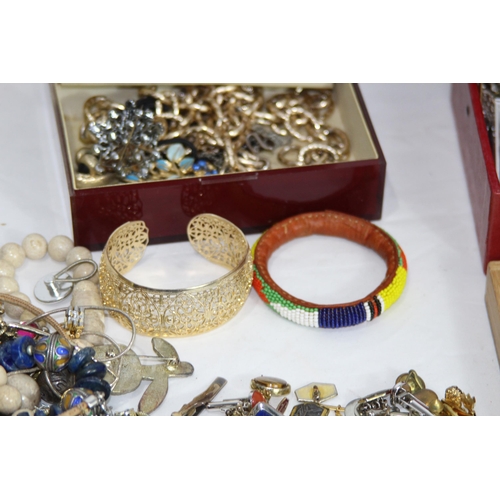 462 - LARGE QUANTITY OF COSTUME JEWELLERY ETC