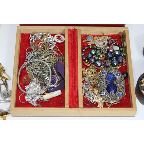 462 - LARGE QUANTITY OF COSTUME JEWELLERY ETC