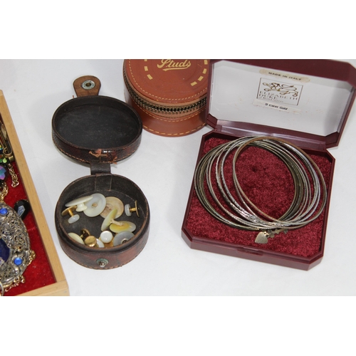 462 - LARGE QUANTITY OF COSTUME JEWELLERY ETC