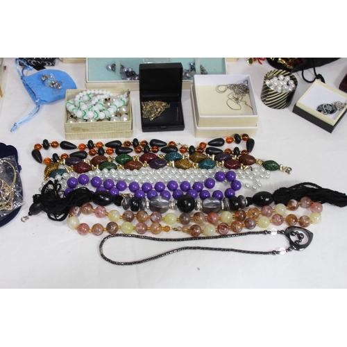 471 - LARGE QUANTITY OF COSTUME JEWELLERY