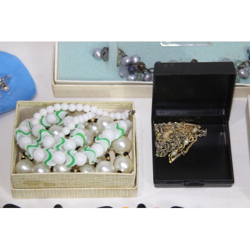 471 - LARGE QUANTITY OF COSTUME JEWELLERY